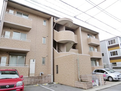 地上３階建て鉄筋コンクリートマンション
