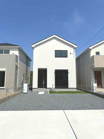 玉村町福島23-1期(全12区画）5号棟の外観|ナチュラルで飽きの来ないデザインは流行に左右されない家の形です。外構も綺麗に仕上がっています(^▽^)/
