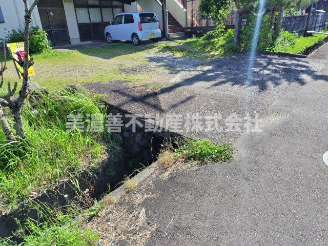 ６３４２９　岐阜市太郎丸北郷土地の前面道路含む現地写真