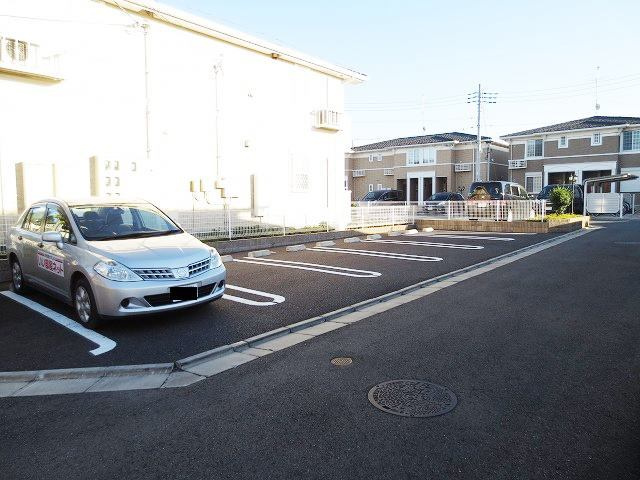 グランデュールコートAの駐車場|車をお持ちの方に嬉しい駐車場付きの物件です