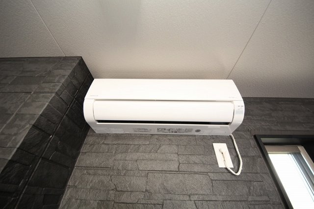 ガレージハウス栄町の設備|ガレージ内のエアコンです