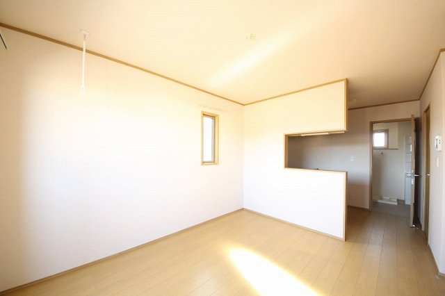 ガレージハウス栄町の居間・リビング|おしゃれな居間です