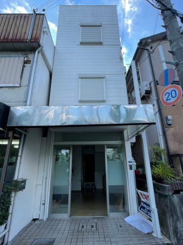 総持寺駅前戸建のエントランス
