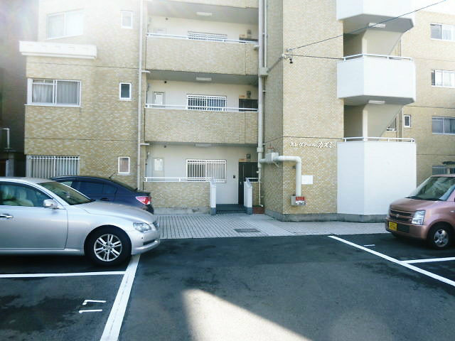 エレヴァールカズミの駐車場