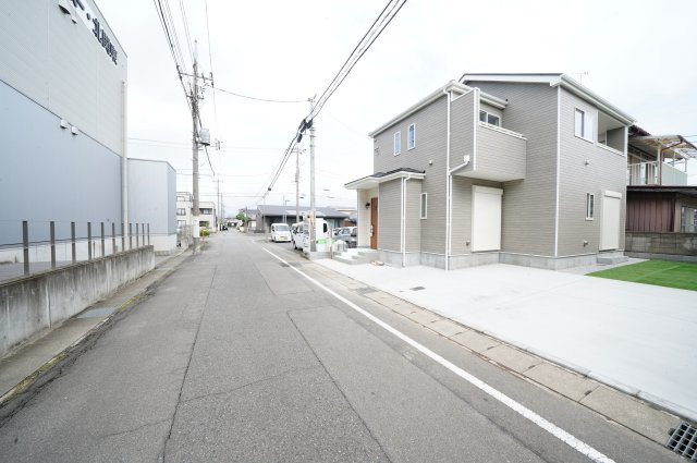 新築　前橋市天川大島町4期　Heartful　Town　1号棟の前面道路含む現地写真|西側接道幅員約6ｍ
