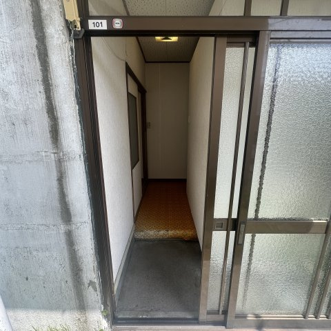 新町アパート高砂４丁目の玄関