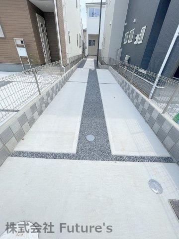 三郷市鷹野2丁目　新築戸建　全4棟　3号棟の駐車場|カースペース縦列2台可能（車種による）