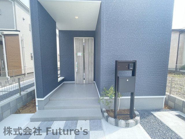 三郷市鷹野2丁目　新築戸建　全4棟　4号棟のエントランス|雨でも濡れづらいインナーエントランス
