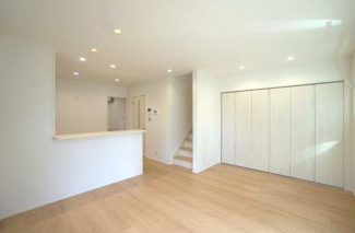 【居間・リビング】 | 岐阜市六条福寿町新築建売限定1邸！オール電化！太陽光発電システム搭載！三里小学校まで徒歩6分！ | 岐阜市六条福寿町新築建売限定1邸！オール電化！太陽光発電システム搭載！三里小学校まで徒歩6分！