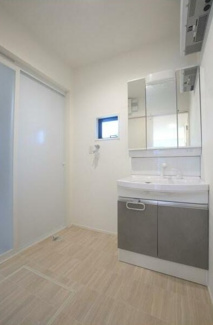 【脱衣所】 | 岐阜市六条福寿町新築建売限定1邸！オール電化！太陽光発電システム搭載！三里小学校まで徒歩6分！ | 岐阜市六条福寿町新築建売限定1邸！オール電化！太陽光発電システム搭載！三里小学校まで徒歩6分！