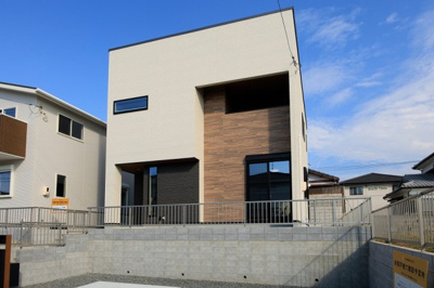 【外観】 | アーキデイズ下関市稗田南町（１号地）♪仲介手数料無料物件♪ | 明るい日差しが差し込む現地。車もゆったり駐めることができます。ぜひ現地をご覧ください。
