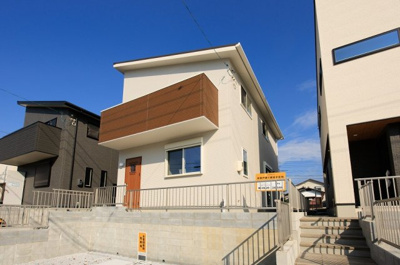 【外観】 | サンコート下関市稗田南町（２号地）♪仲介手数料無料物件♪ | 明るい日差しが差し込む現地。車もゆったり駐めることができます。ぜひ現地をご覧ください。
