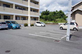 【駐車場】 | ロイヤルガーデン杉山 | 平置き駐車場　2台目駐車場あり