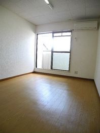 メゾンNOWNOWの居間・リビング