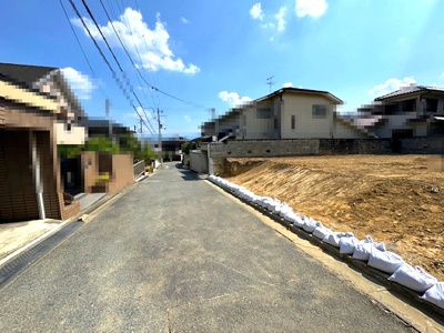 【前面道路含む現地写真】 | ライフフィールド羽曳が丘2丁目 | 前面道路は北東側幅員約5.0ｍあり！陽当りや周辺環境など、ぜひ一度、現地をご覧ください。（2024年9月撮影）