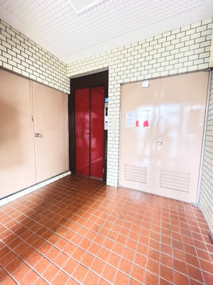 【その他共用部分】 | シャトーダイアナ | お買い物時やベビーカーの出し入れに便利なエレベーター付です。