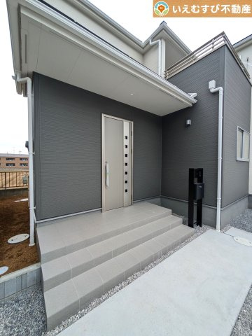 Livele Garden.S　熊谷拾六間第3のエントランス|落ち着いた色づかいのエントランス
駐車場からアクセスの良いエントランス。雨の日や荷物が多くても安心の動線♪