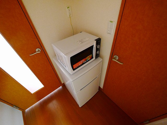 レオパレスＭａｒｊｏｒａｍのキッチン|2ドア冷蔵庫・電子レンジもついてます。