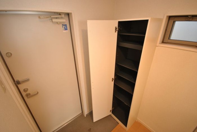 【玄関】 | クレフラスト別府B棟 | 別号室の写真になります。現況優先。