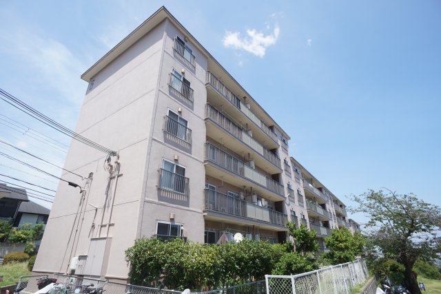 逆瀬川ハイツ6号棟の外観