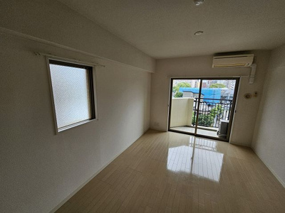 【居間・リビング】 | ローズモントフレア別府駅前 | 別号室の写真になります。現況優先。