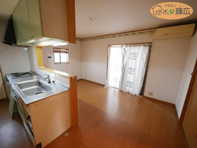 【居間・リビング】 | 加古川市野口町長砂　中古戸建 | リビングは約12帖ございます。形の良い間取りですので家具の配置がしやすいです。