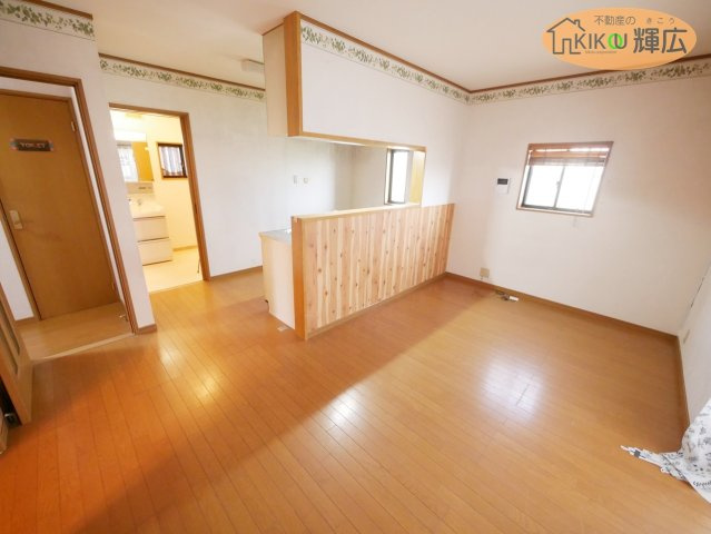 加古川市野口町長砂　中古戸建の居間・リビング|リビングは和室と繋がっておりますので、小さなお子様がいらっしゃるご家庭様には安心ですね