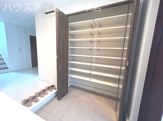 【玄関】 | 大垣市赤坂新町パナソニックホームズ施工の中古住宅築10年！2世帯住宅！オール電化！太陽光発電システム | 大垣市赤坂新町パナソニックホームズ施工の中古住宅築10年！2世帯住宅！オール電化！太陽光発電システム搭載！