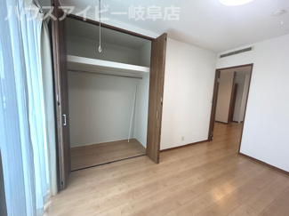 【洋室】 | 大垣市赤坂新町パナソニックホームズ施工の中古住宅築10年！2世帯住宅！オール電化！太陽光発電システム | 大垣市赤坂新町パナソニックホームズ施工の中古住宅築10年！2世帯住宅！オール電化！太陽光発電システム搭載！