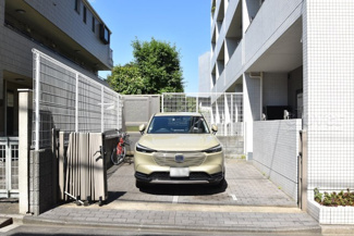 【駐車場】 | マンションの駐車場スペース。空きの有無や駐車料金、サイズ規定などについては、改めてお問い合わせください。～即日のご見学可能～　お問合せはお気軽にどうぞ。