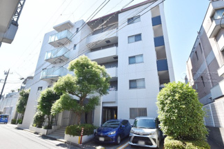 【外観】 | 青空によく映える建物です。手入れの行き届いた外壁やマンション正面エントランスなど、綺麗な姿をぜひ一度、現地にてご覧ください。～即日のご見学可能～　お問合せはお気軽にどうぞ。