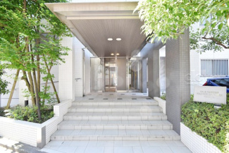 【エントランス】 | オートロックを備えた、マンションのエントランス。やはりセキュリティの観点は欠かすことができません。皆様を“安全”に送り出し、出迎えてくれます。～即日のご見学可能～　お問合せはお気軽にどうぞ。