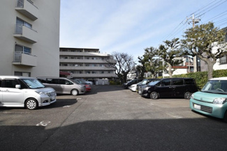 【駐車場】 | マンションの駐車場スペース。空きの有無や駐車料金、サイズ規定などについては、改めてお問い合わせください。～即日のご見学可能～　お問合せはお気軽にどうぞ。