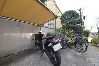 【駐車場】 | バイク置き場。空き区画の有無や駐輪料金、サイズおよび排気量規定などについては、改めてお問い合わせください。～即日のご見学可能～　お問合せはお気軽にどうぞ。