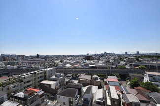 【展望】 | 眼前に広がる空の雄大さと、このお部屋の自慢の一つである「眺望」をご覧ください。毎日、この景色を独り占めできる新生活に夢が広がります。～即日のご見学可能～　お問合せはお気軽にどうぞ。