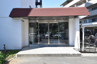 【エントランス】 | マンションの正面エントランス。出入りする人間を癒してくれるマンション入り口であり、その建物の「顔」でもあります。～即日のご見学可能～　お問合せはお気軽にどうぞ。