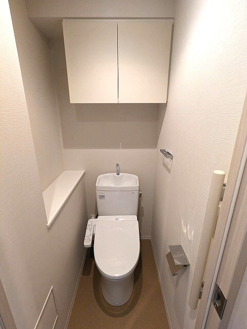 浅草蔵前レジデンスのトイレ|洗面室とは独立した温水洗浄便座トイレです