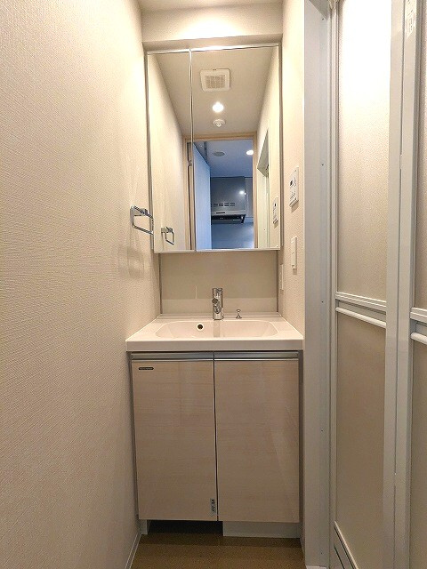 浅草蔵前レジデンスの洗面所|トイレと独立した洗面室です。ハンドシャワー付き2面鏡付き洗面台。洗面台の下にヘルスメーターストックスペースあります