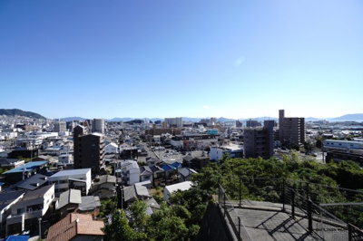 【展望】 | 【上質リフォーム】グランビュー隅の浜 | 【四季を感じる】
四季の移ろい・爽やかな青空や風を感じられ
自然を愉しめるパノラマビュー。
毎日の暮らしに余裕を感じさせてくれる、
遮る物の無い開放的な眺望を是非、ご堪能ください。