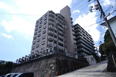 【外観】 | 【上質リフォーム】グランビュー隅の浜 | 【耐震性】
耐震性の高さを判断するポイントは、
建築確認申請日が1981年6月1日以降の
新耐震基準に適合しているかどうか。
震度６程度の大地震でも
建物が崩壊しないレベルが基準になりました。