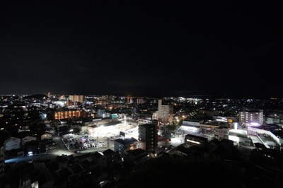 【展望】 | 【上質リフォーム】グランビュー隅の浜 | 【Night View】
物件からの夜の景色は、隠れ夜景スポットのよう。
お仕事から疲れて帰ってきて、この夜景を楽しめるのも
この立地ならでは。
もう少し早い時間のサンセット夜景もキレイかも。