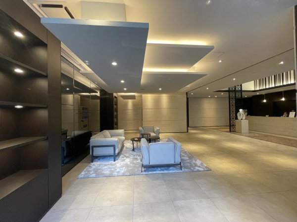 【エントランス】 | 【エントランスホール】開放感あふれる二層吹抜！暮らしを様々な角度からサポートするコンシェルジュも！