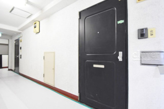 【その他共用部分】 | 皆様をお迎えする、お部屋の玄関ドア。開けやすさや開放角度、ドアノブの操作しやすさや鍵の形状などを、現地で一度ご確認ください。～即日のご見学可能～　お問合せはお気軽にどうぞ。
