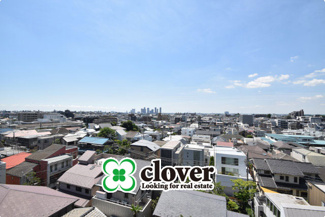 【展望】 | 眼前に広がる空の雄大さと、このお部屋の自慢の一つである「眺望」をご覧ください。毎日、この景色を独り占めできる新生活に夢が広がります。～即日のご見学可能～　お問合せはお気軽にどうぞ。
