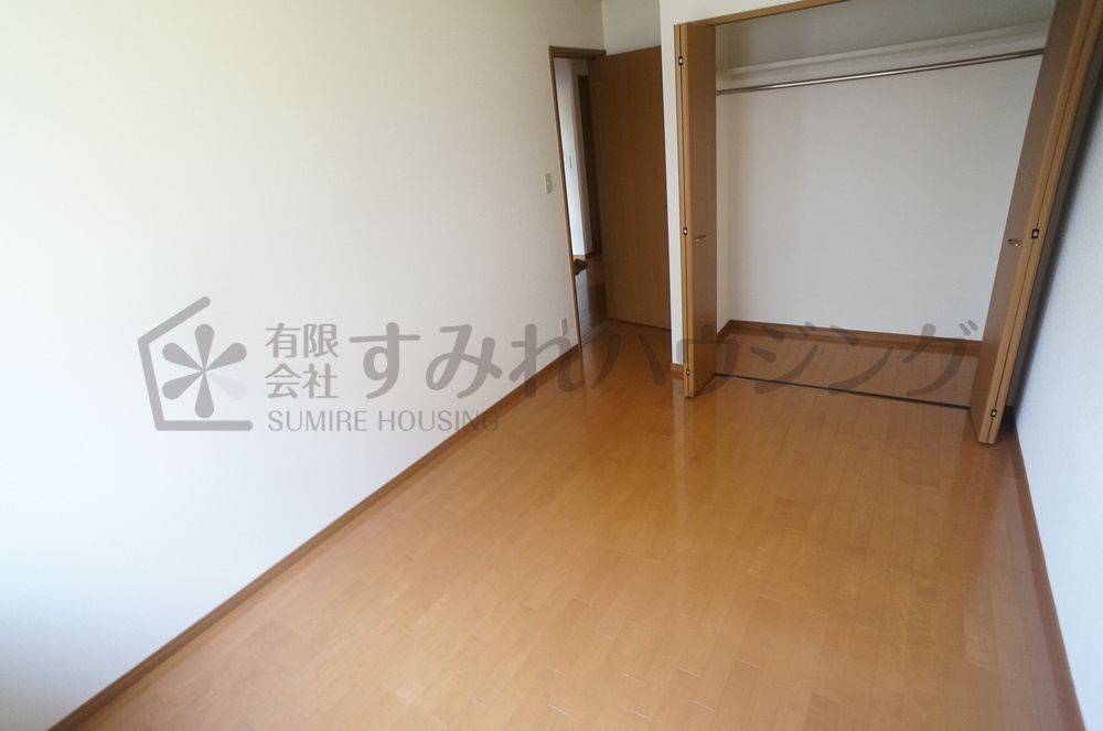 メロディーヒルズ　B棟の寝室|参考、同建物・反転間取りの号室