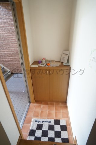 メロディーヒルズ　B棟の玄関|参考、同建物・反転間取りの号室