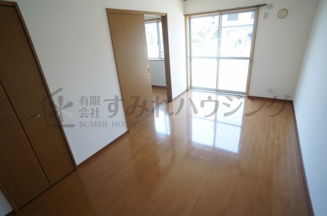 メロディーヒルズ　B棟の居間・リビング|参考、同建物・反転間取りの号室