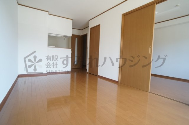 メロディーヒルズ　B棟の居間・リビング|参考、同建物・反転間取りの号室