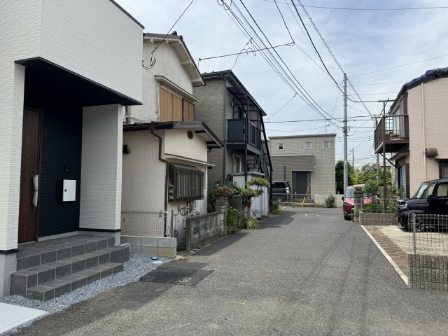 流山市向小金１丁目新築戸建【東小学校：5分】の前面道路含む現地写真|北側前面道路