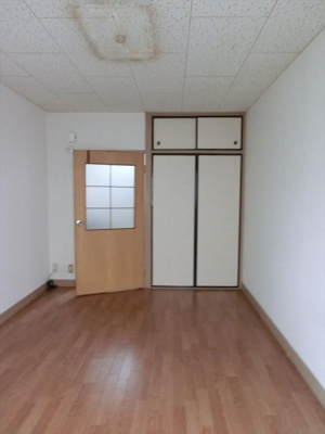 【居間・リビング】 | コーポ渕上 | こちらのリビングで趣味の時間をお楽しみください